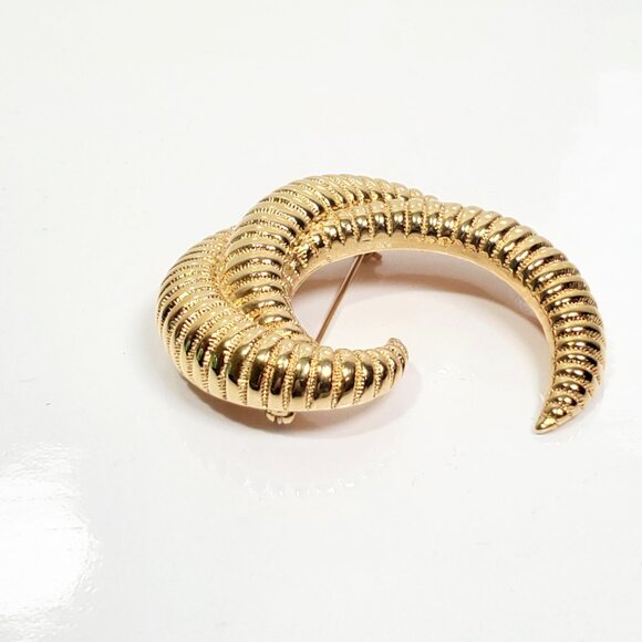 Vintage Monet Gold-Tone Swirl Curved Brooch with Travel Storage Pouch - Picture 4 of 8